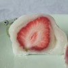 【鳴海餅本店】いちご大福（白・粒）：白あんと粒あんとではいちごの印象が正反対にな